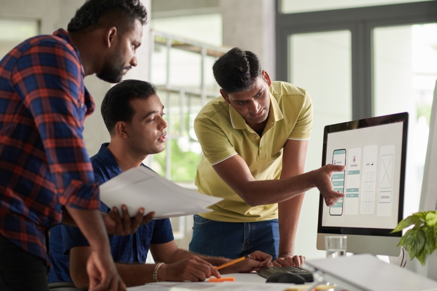Professional app development strategy meeting in Hyderabad IT company.